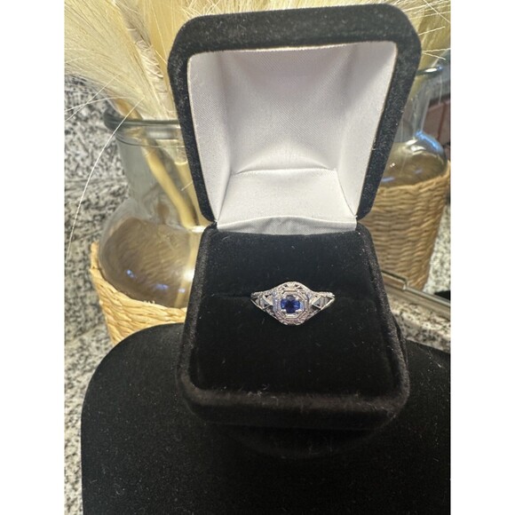 Antique 18K White Gold Art Deco Blue Sapphire Ring | Filigree Triangular Accents - Picture 3 of 7